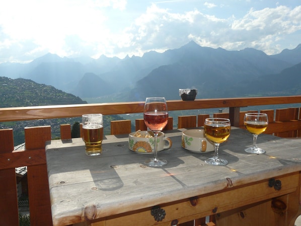 Outdoor dining - Hortensia H 033 - VIEW apartment 6 pers (Veysonnaz)