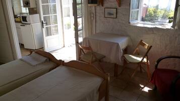 2 bedrooms, iron/ironing board, travel cot, free WiFi