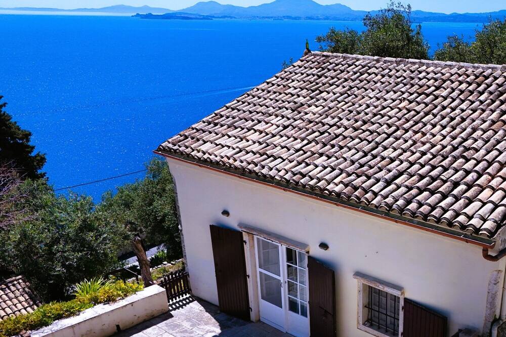 Beautiful farmhouse with stunning sunrise and sea views