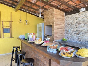 Desayuno buffet (BRL 20 por persona) 