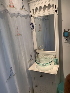 Tina con regadera, toallas, jabón, papel de baño 