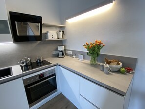 Kjøleskap, mikrobølgeovn, ovn og kokeplater