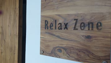 Ein hölzernes Schild mit der Aufschrift 'Relax Zone'.