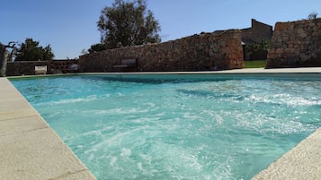 Una piscina al aire libre de temporada