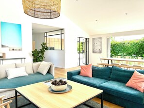 TV, ping pong, stereo