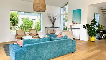 TV, bordtennis og stereoanlegg