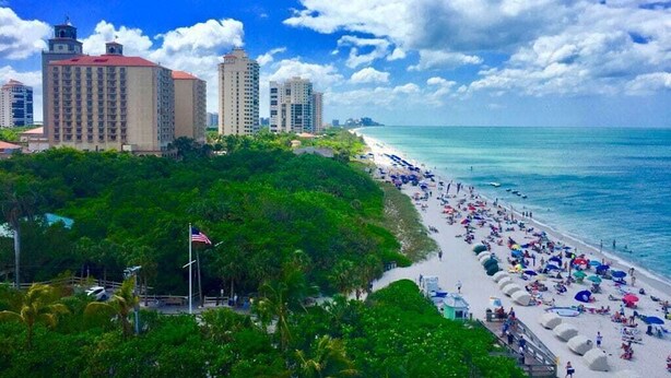 Eine Strandansicht mit Blick auf den Ozean und einer Reihe von Hotels.