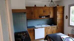 Een koelkast, een microgolfoven, een oven, een vaatwasser