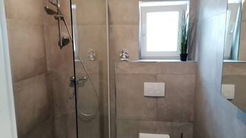 Dusche, Haartrockner, HandtĂŒcher, Toilettenpapier
