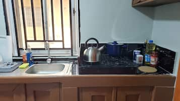 Fridge, stovetop, coffee/tea maker, electric kettle