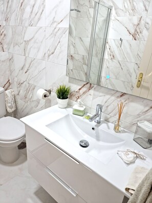 Duschwanne, Haartrockner, Bidet, Handtücher