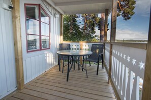 Outdoor dining - Beautiful Lofthus, cottage on a private beach plot by Lake Mälaren (Ekerö)