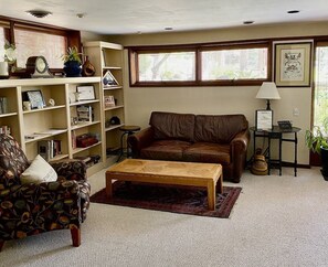 Smart TV, books, stereo