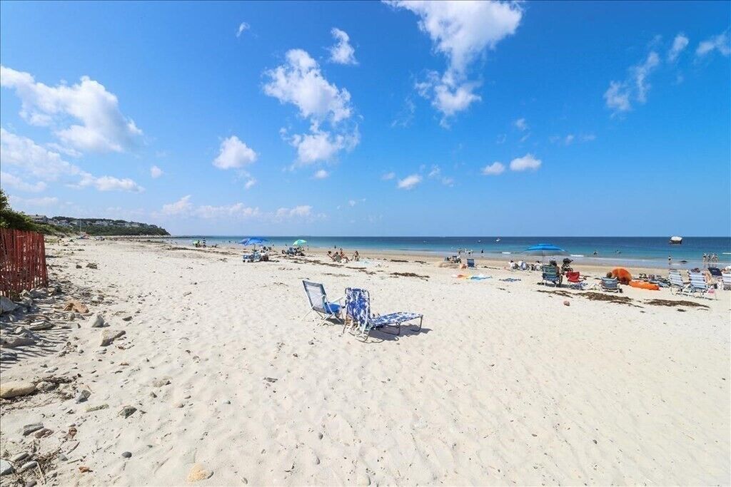 Coastal Farmhouse w/ large backyard- 5 Minutes from the beach!