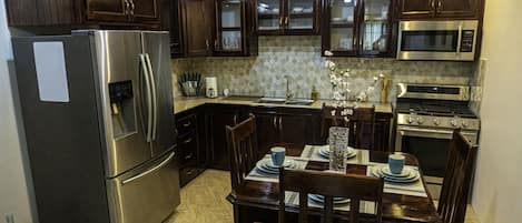 Refrigerador, microondas, horno, placa de cocina