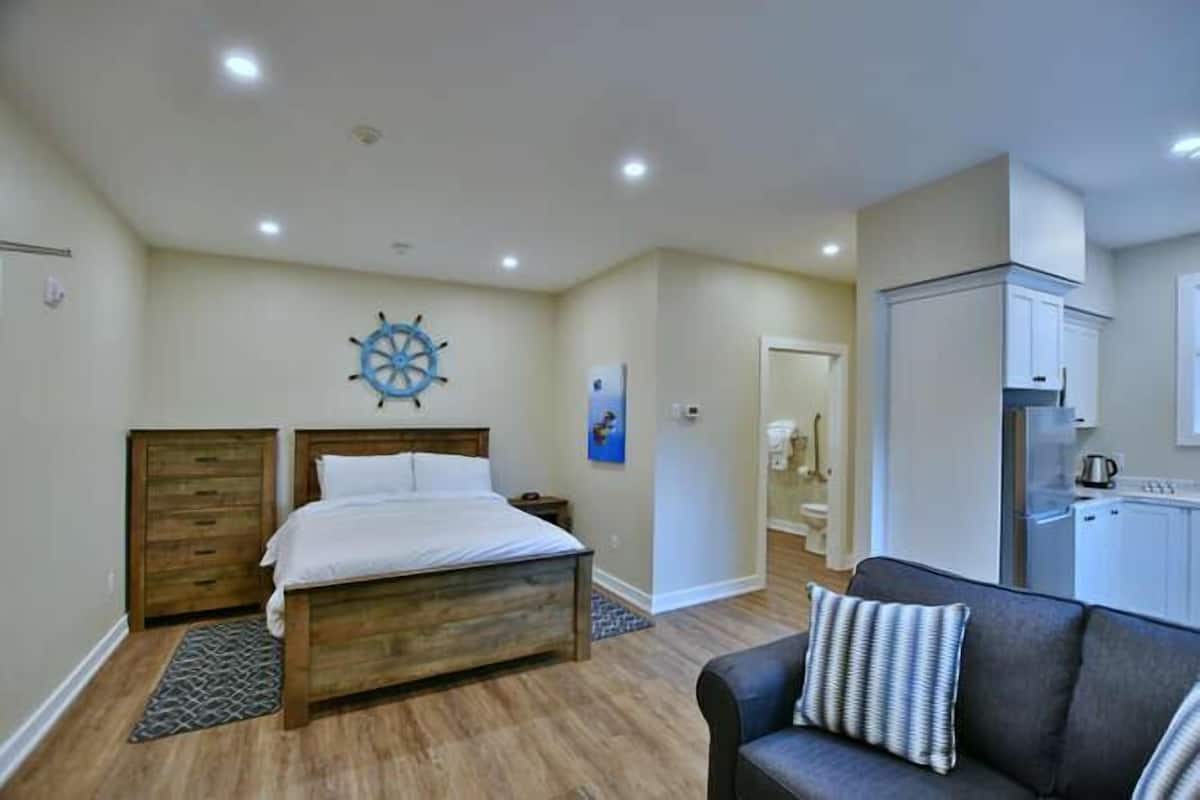 Accessible Studio Suite | Schreibtisch, Bügeleisen/Bügelbrett, kostenloses WLAN, Bettwäsche
