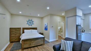 Accessible Studio Suite | Desk, iron/ironing board, free WiFi, bed sheets