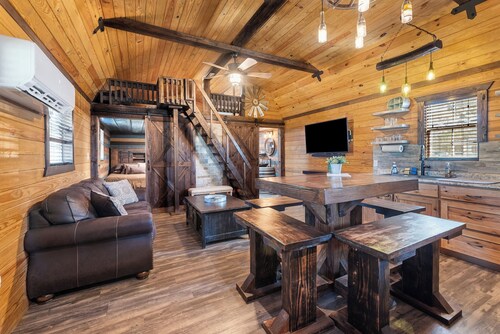 Deer Trail Cabin sleeps 6 people