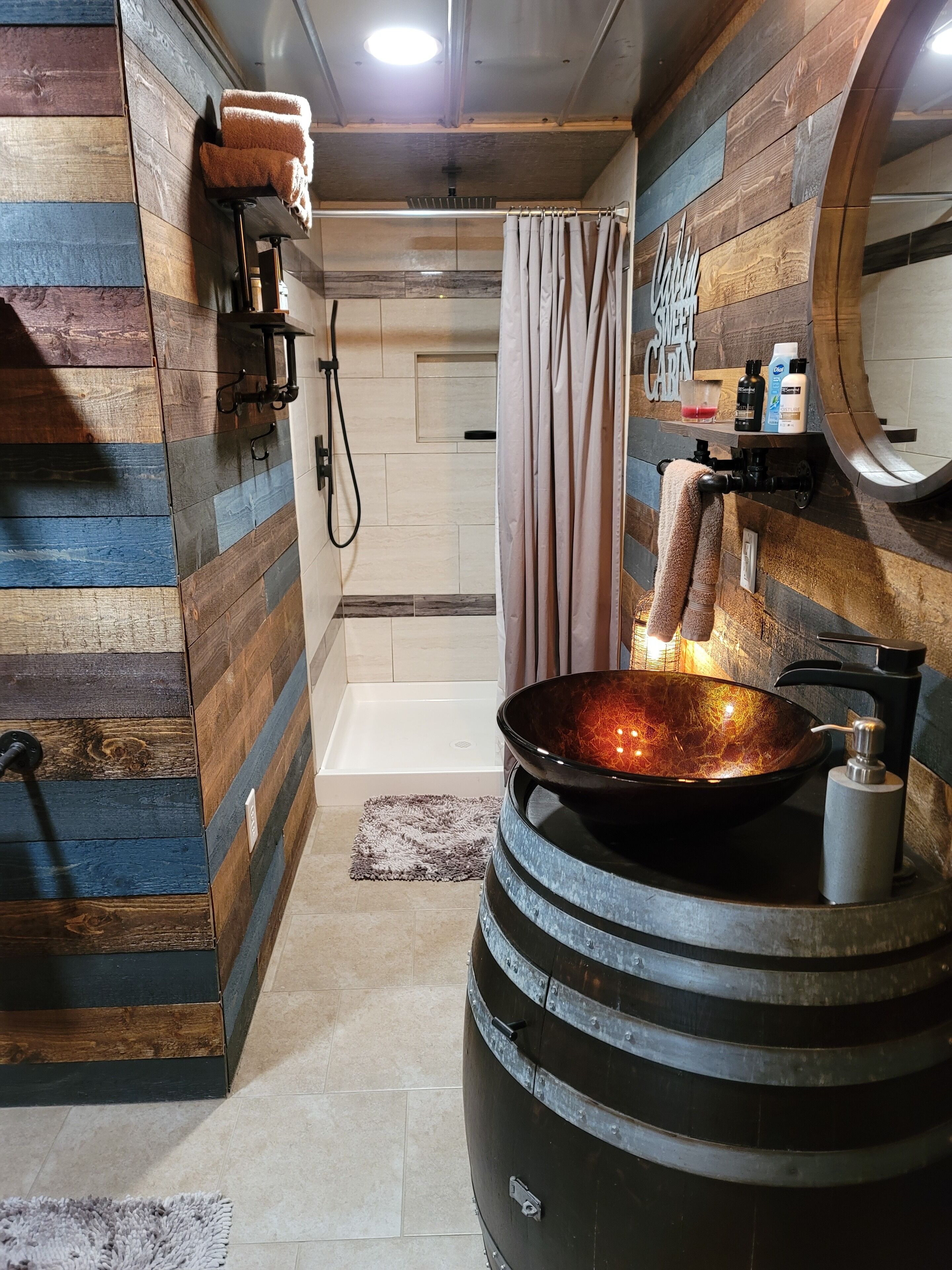 Deer Trail Cabin sleeps 6 people