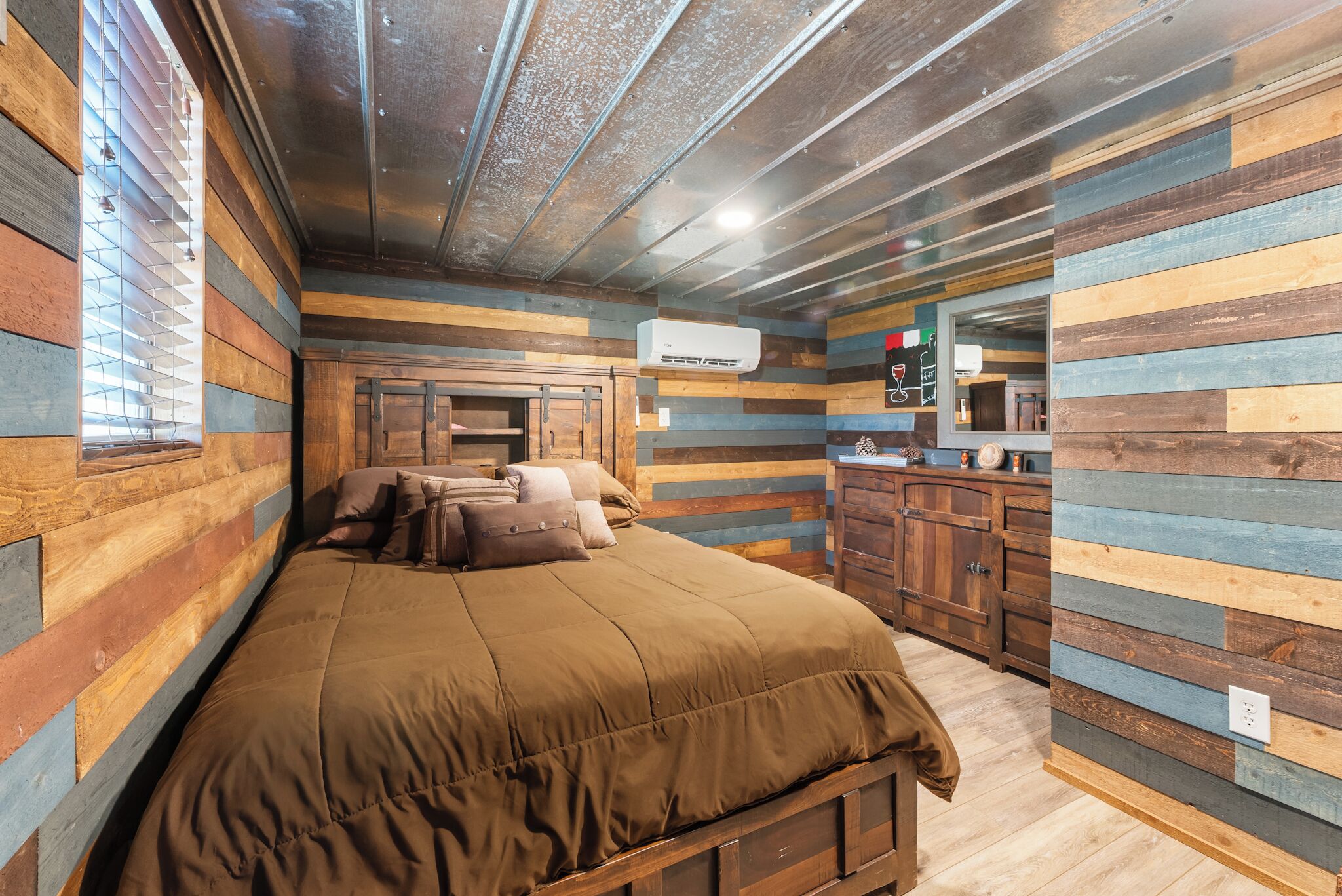 2 bedrooms, bed sheets