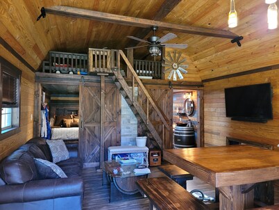 Deer Trail Cabin sleeps 6 people