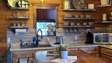 Fridge, oven, stovetop, coffee/tea maker