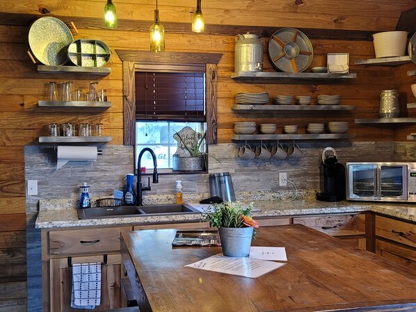 Réfrigérateur, four, plaque de cuisson, cafetière/bouilloire