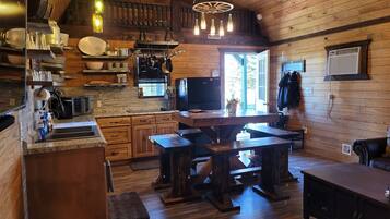 Refrigerador, horno, parrilla de estufa y cafetera y tetera