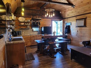 Kühlschrank, Ofen, Herdplatte, Wasserkocher mit Kaffee-/Teezubehör