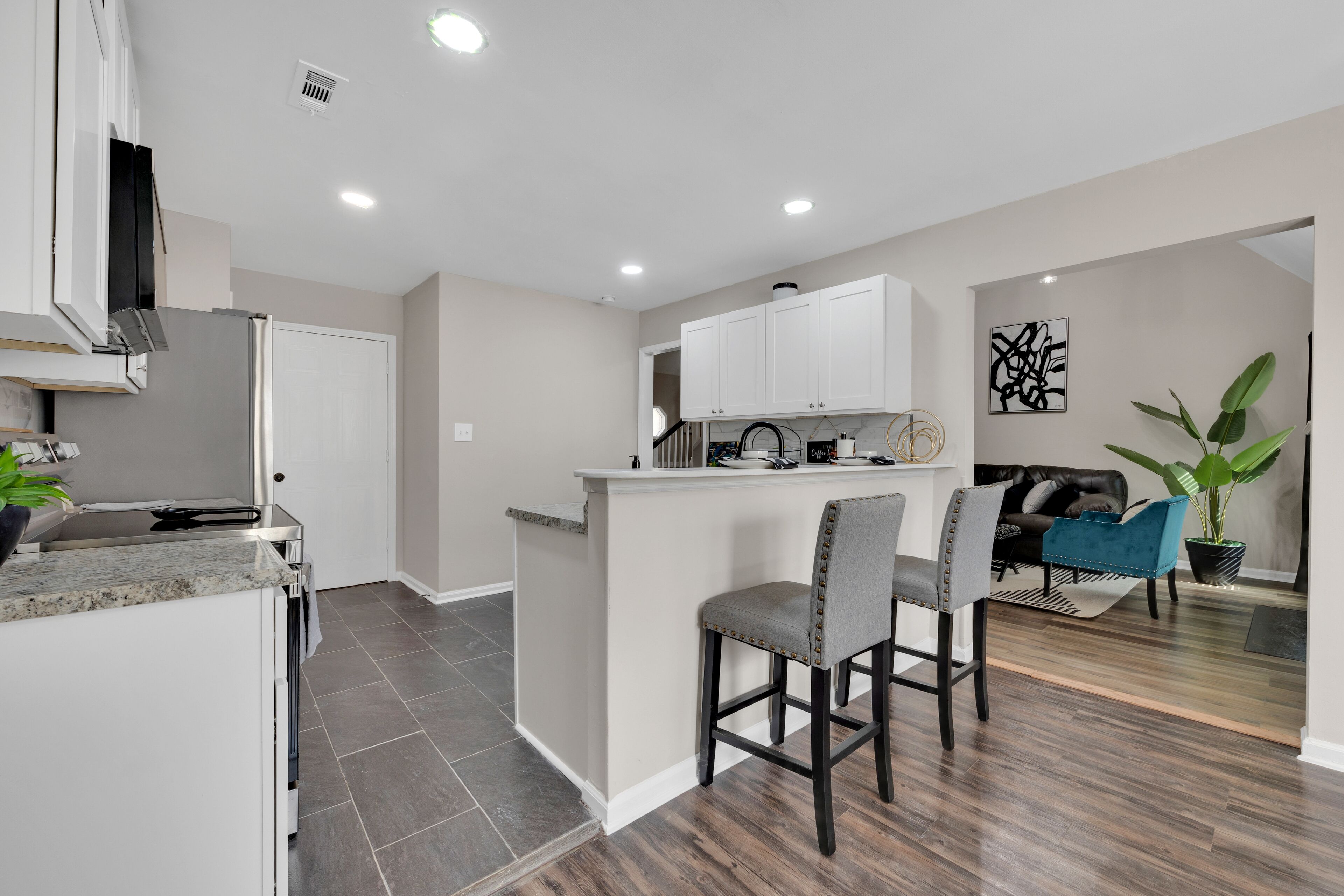 Plush Two Bedroom Retreat. A Home Away From Home!