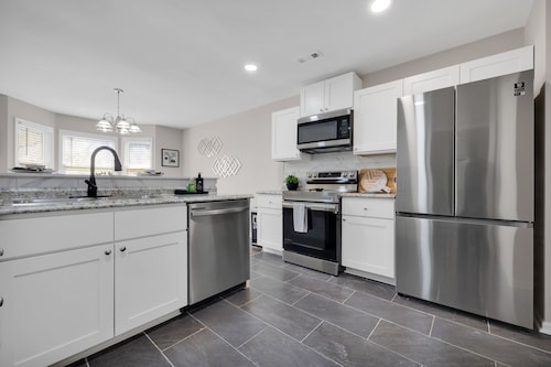 Plush Two Bedroom Retreat. A Home Away From Home!