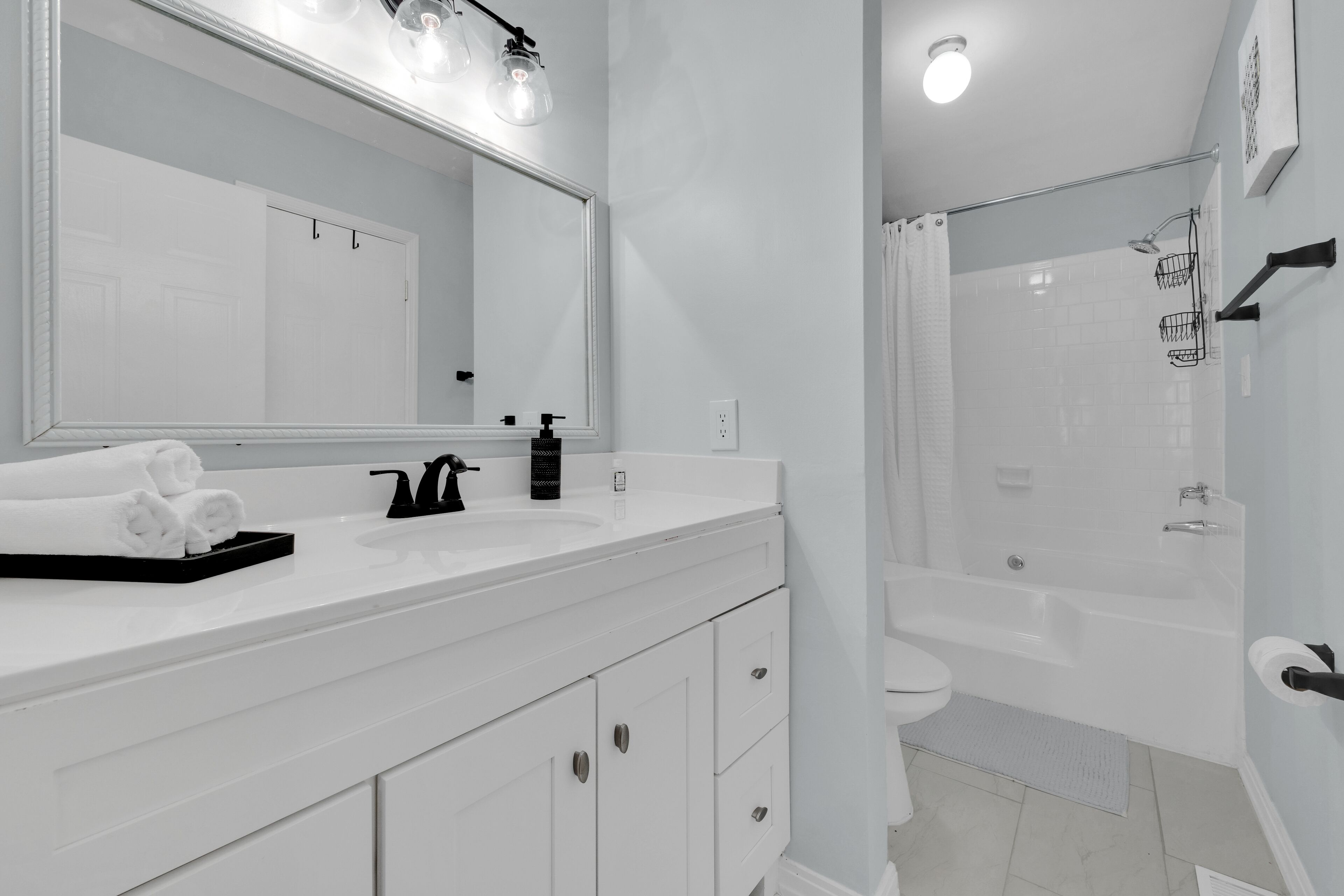 Plush Two Bedroom Retreat. A Home Away From Home!