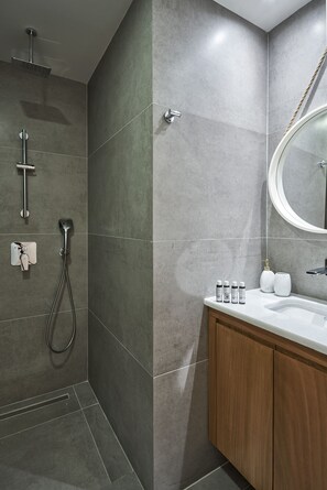 Elite appartement | Badkamer | Een douche, handdoeken