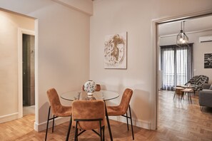 Elite-Apartment | Essbereich im Zimmer