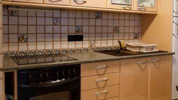 Fridge, oven, stovetop, coffee/tea maker