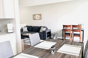 Dining - Lovely 2 Bedroom apartment (Camrose)