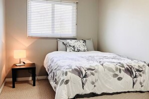 2 bedrooms, desk, iron/ironing board, free WiFi - Lovely 2 Bedroom apartment (Camrose)