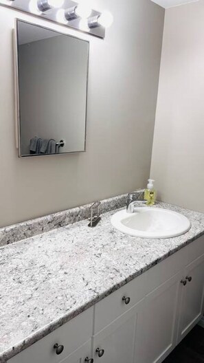 Hair dryer, towels, toilet paper - Lovely 2 Bedroom apartment (Camrose)