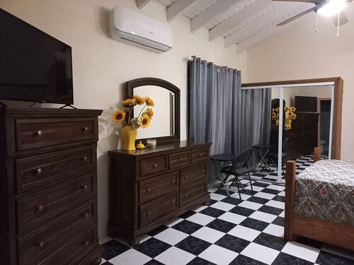 #7 Studio sunset islands view, queen bed, bath & kitchen 10 min to town & beach