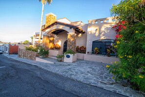 Exterior - Traditional Mexican styled villa with spectacular views of Cabo´s famous arch (Cabo San Lucas)