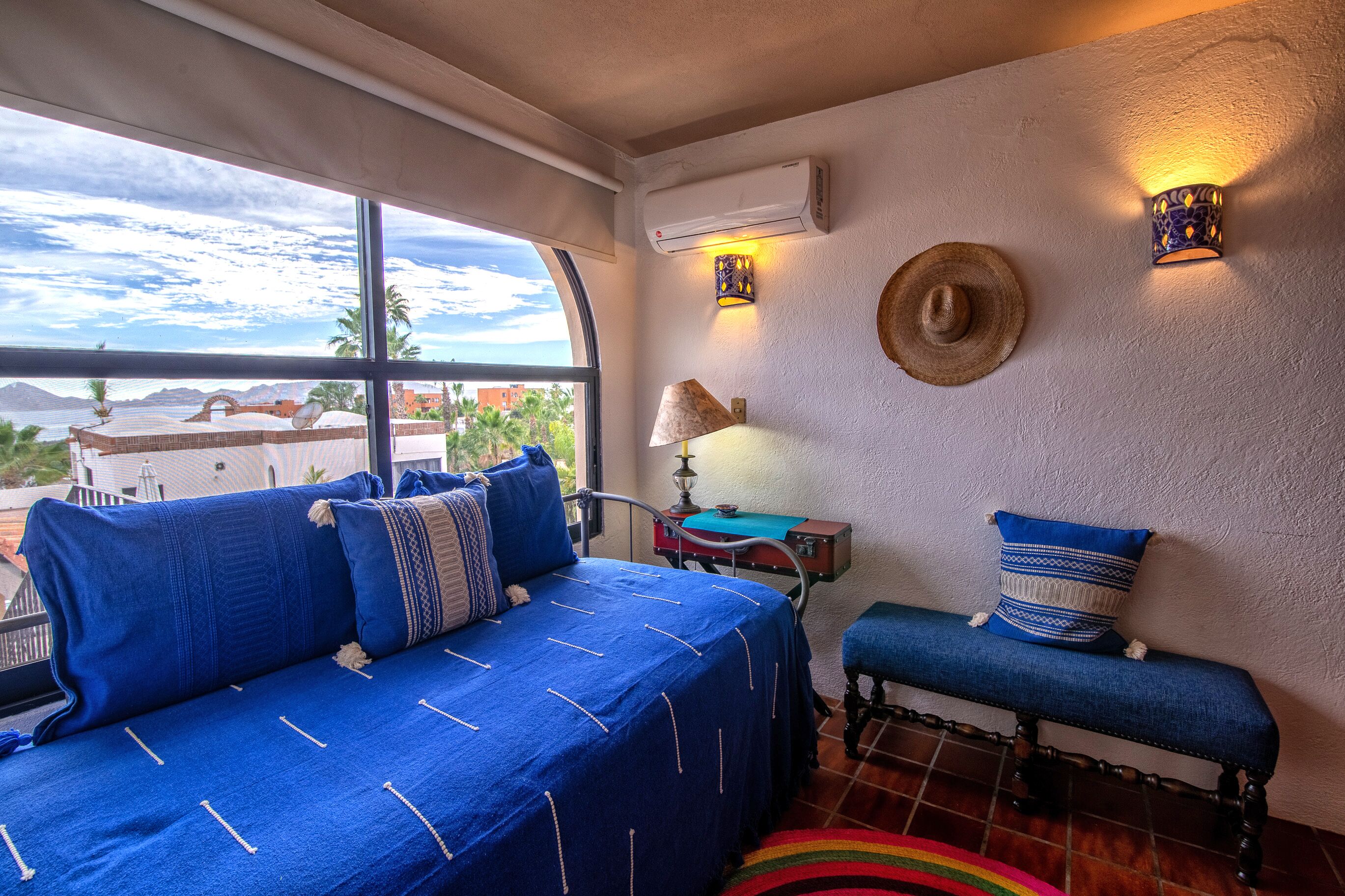 Traditional Mexican styled villa with spectacular views of Cabo´s famous arch