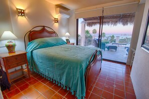 4 bedrooms, in-room safe, iron/ironing board, travel crib - Traditional Mexican styled villa with spectacular views of Cabo´s famous arch (Cabo San Lucas)