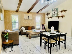 Smart TV, chimenea, futbolito y libros