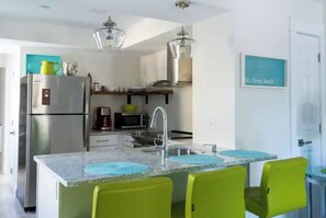 Kylskåp, mikrovågsugn, ugn och spishäll