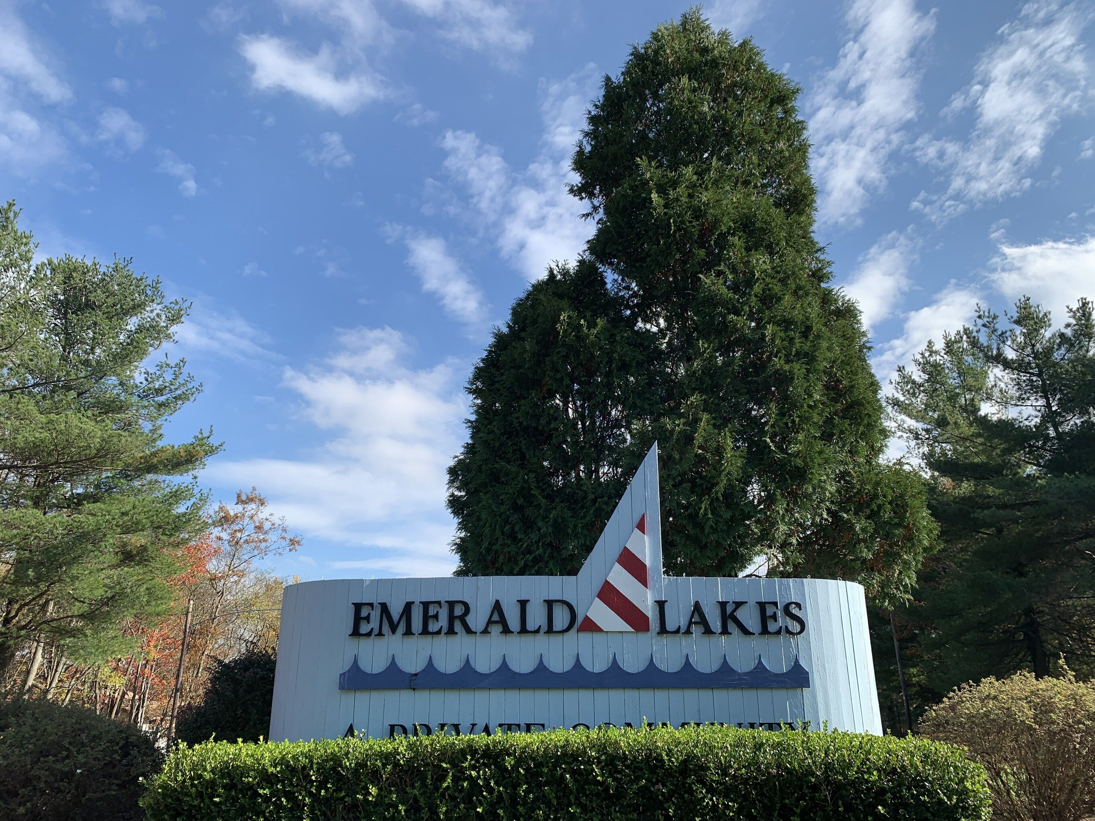 Señal para Emerald Lakes, una comunidad privada.