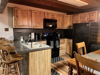 Cozy Poconos Cabin Getaway - 8 min from Kalahari!