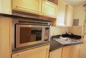 Fridge, microwave, oven, stovetop - Gorgeous Townhouse in walking distance to City Centre with garage (Edinburgh)
