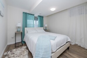 1 bedroom, desk, iron/ironing board, free WiFi - *Modern & Cozy* 1 Bdrm W/Fast Internet & Smart TV (Barrie)