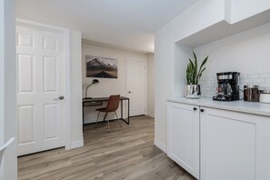 Interior - *Modern & Cozy* 1 Bdrm W/Fast Internet & Smart TV (Barrie)