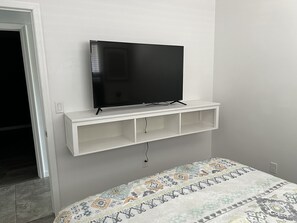 4 bedrooms, desk, WiFi, bed sheets